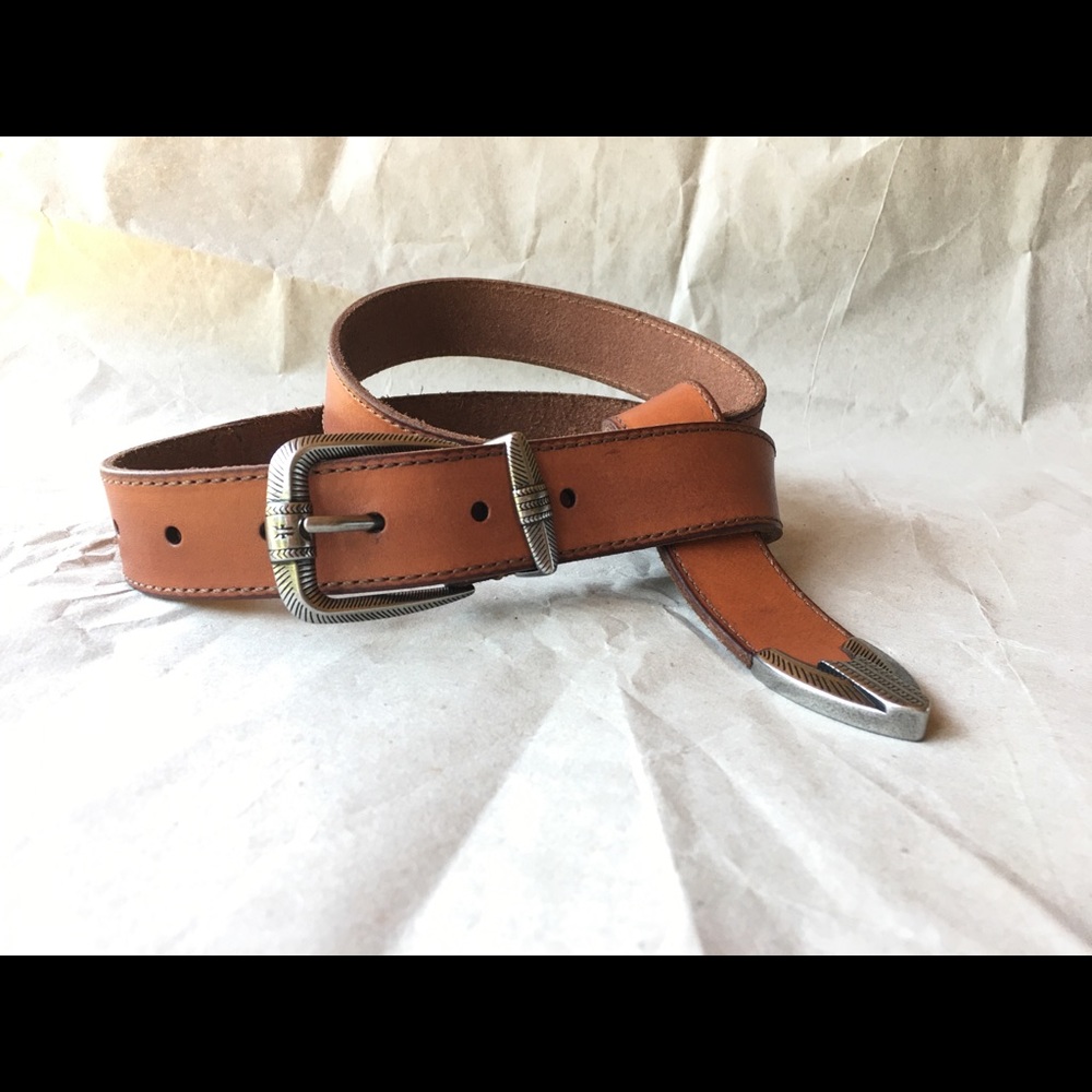 FRYE Tan brown Leather Western Style Women’s belt. Size Medium. NWT GORGEOUS!!
